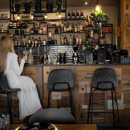 Willa Port Art & Business Ostróda Extérieur photo A woman sitting at a bar