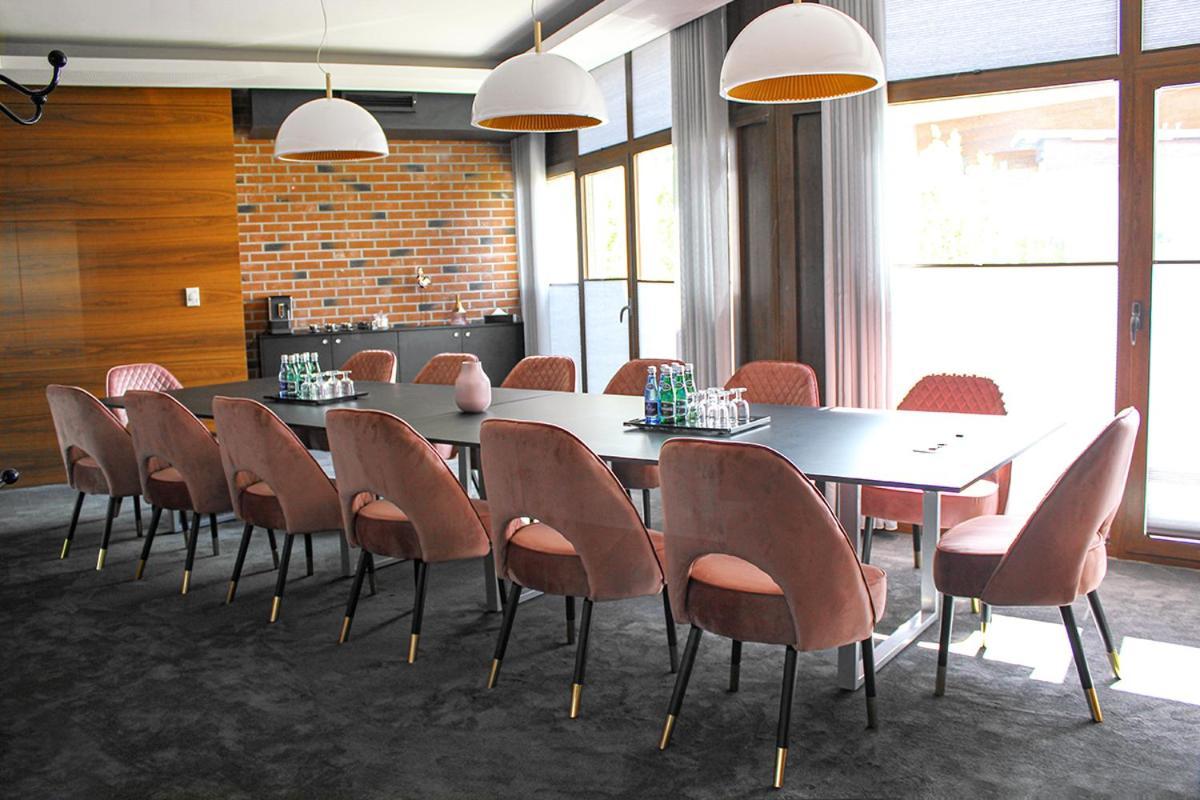 Willa Port Art & Business Ostróda Extérieur photo Meeting room
