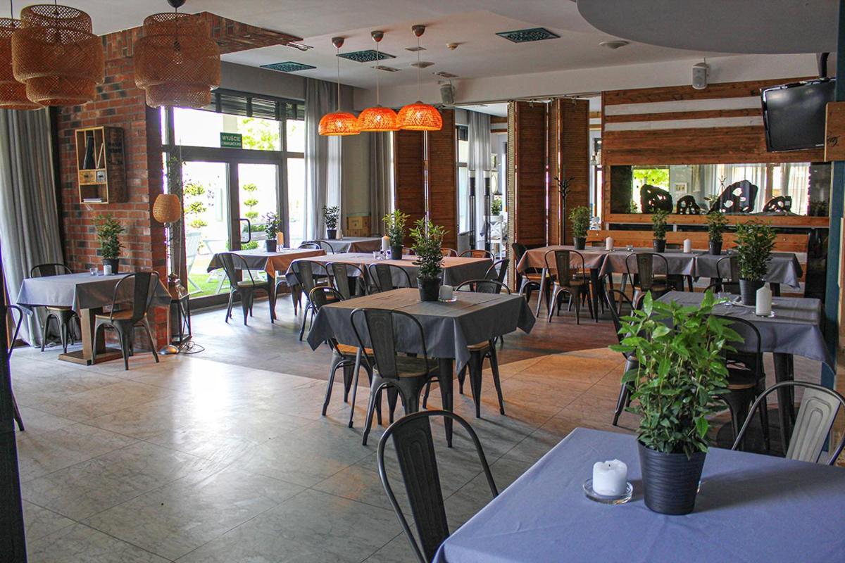 Willa Port Art & Business Ostróda Extérieur photo Restaurant