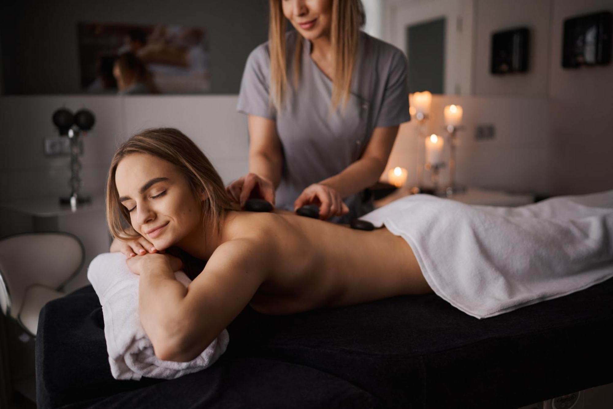 Willa Port Art & Business Ostróda Extérieur photo A woman receiving a hot stone massage