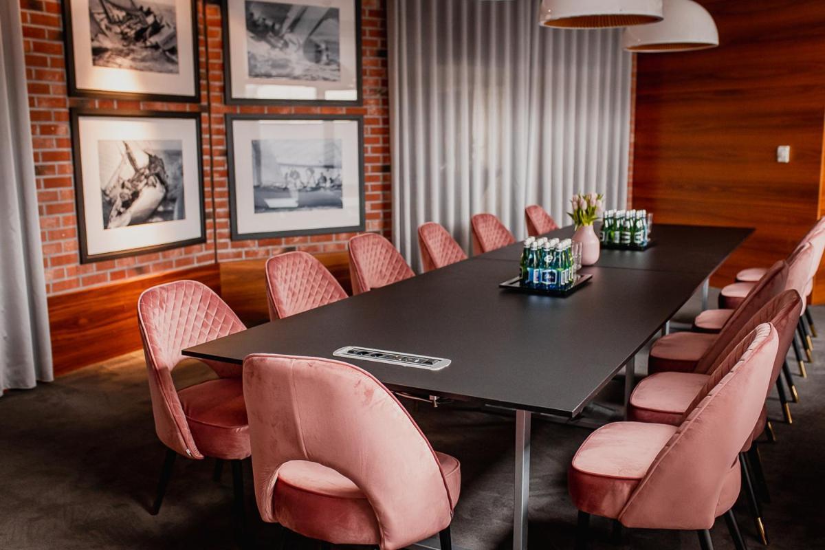 Willa Port Art & Business Ostróda Extérieur photo The boardroom at the 1960s building