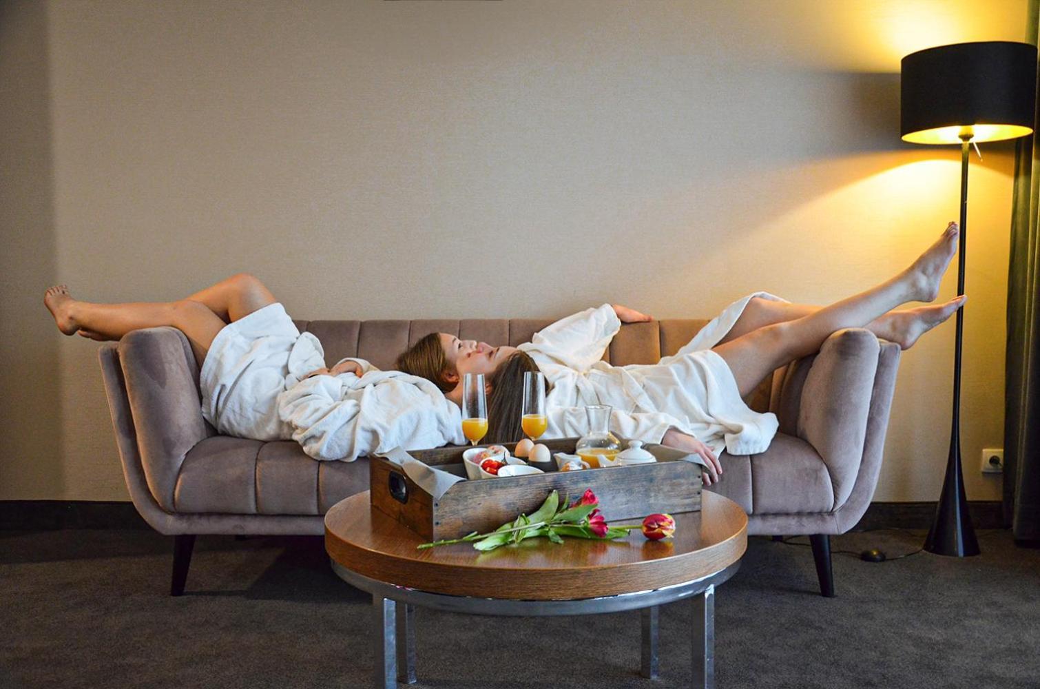 Willa Port Art & Business Ostróda Extérieur photo A woman relaxing at a spa