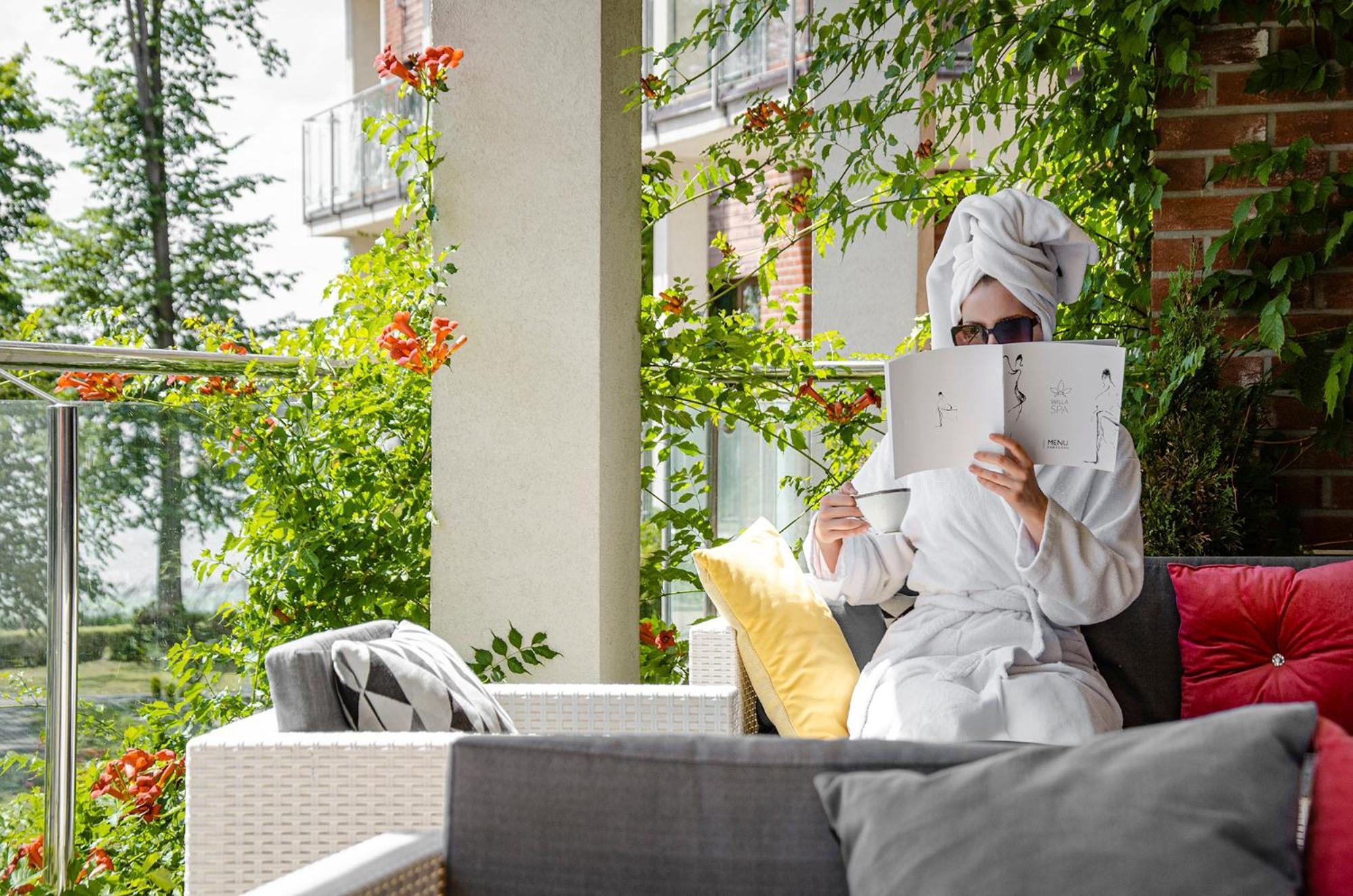 Willa Port Art & Business Ostróda Extérieur photo A woman relaxing at the spa