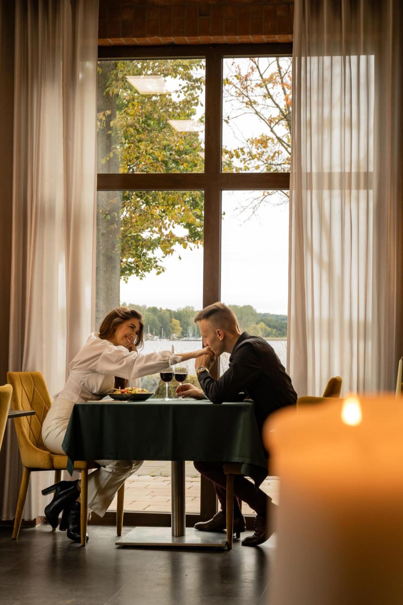Willa Port Art & Business Ostróda Extérieur photo A couple on a date