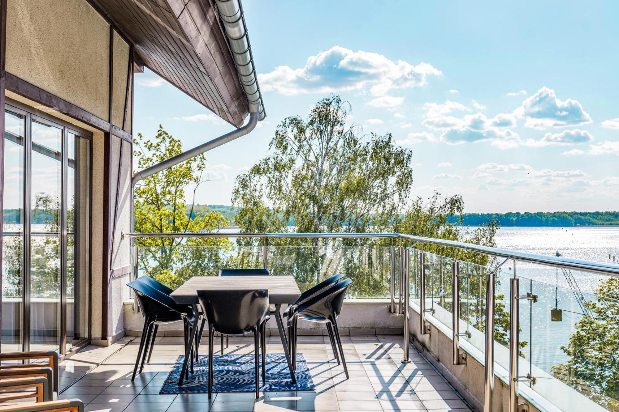 Willa Port Art & Business Ostróda Extérieur photo A balcony