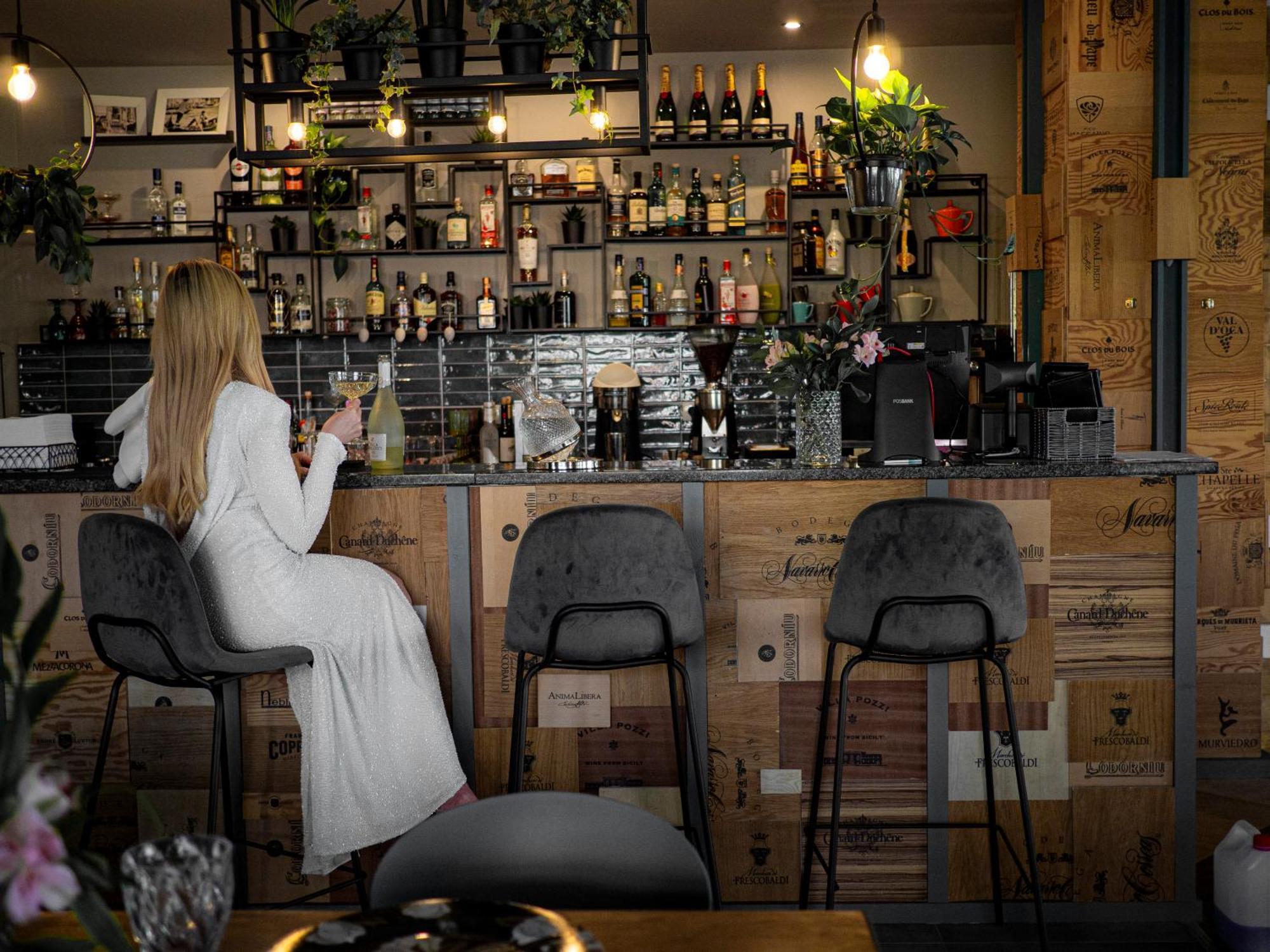 Willa Port Art & Business Ostróda Extérieur photo A woman sitting at a bar