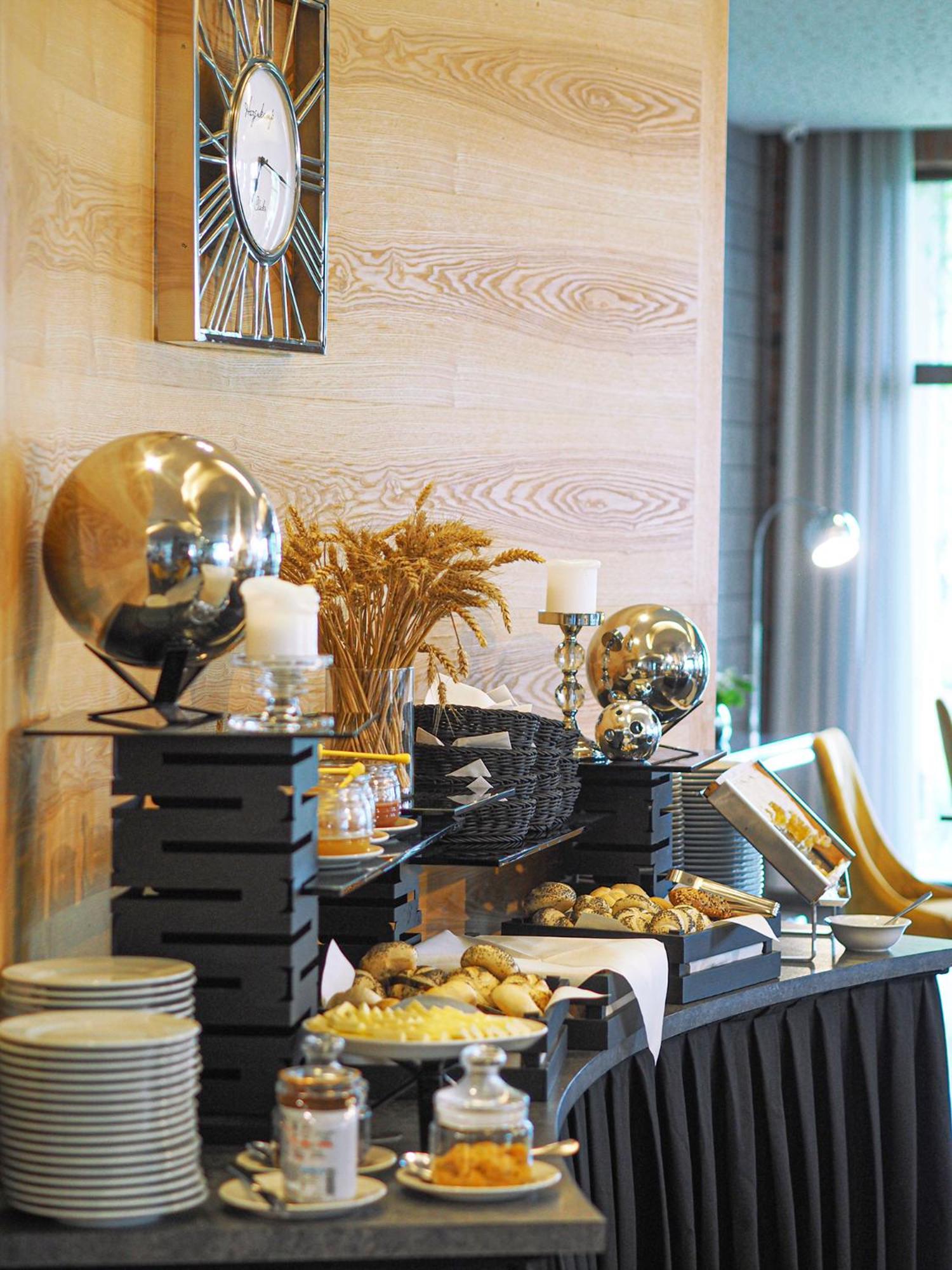 Willa Port Art & Business Ostróda Extérieur photo A buffet at a hotel