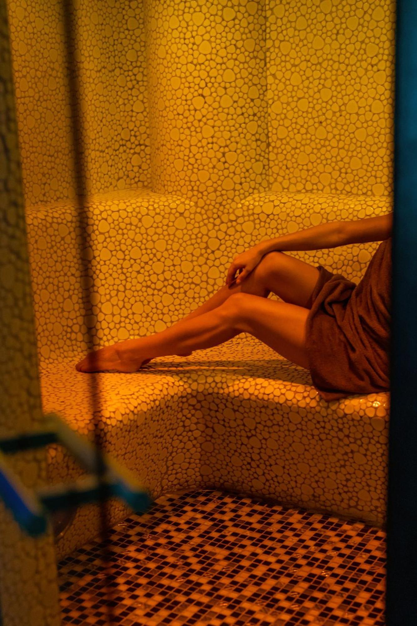 Willa Port Art & Business Ostróda Extérieur photo A woman in a spa