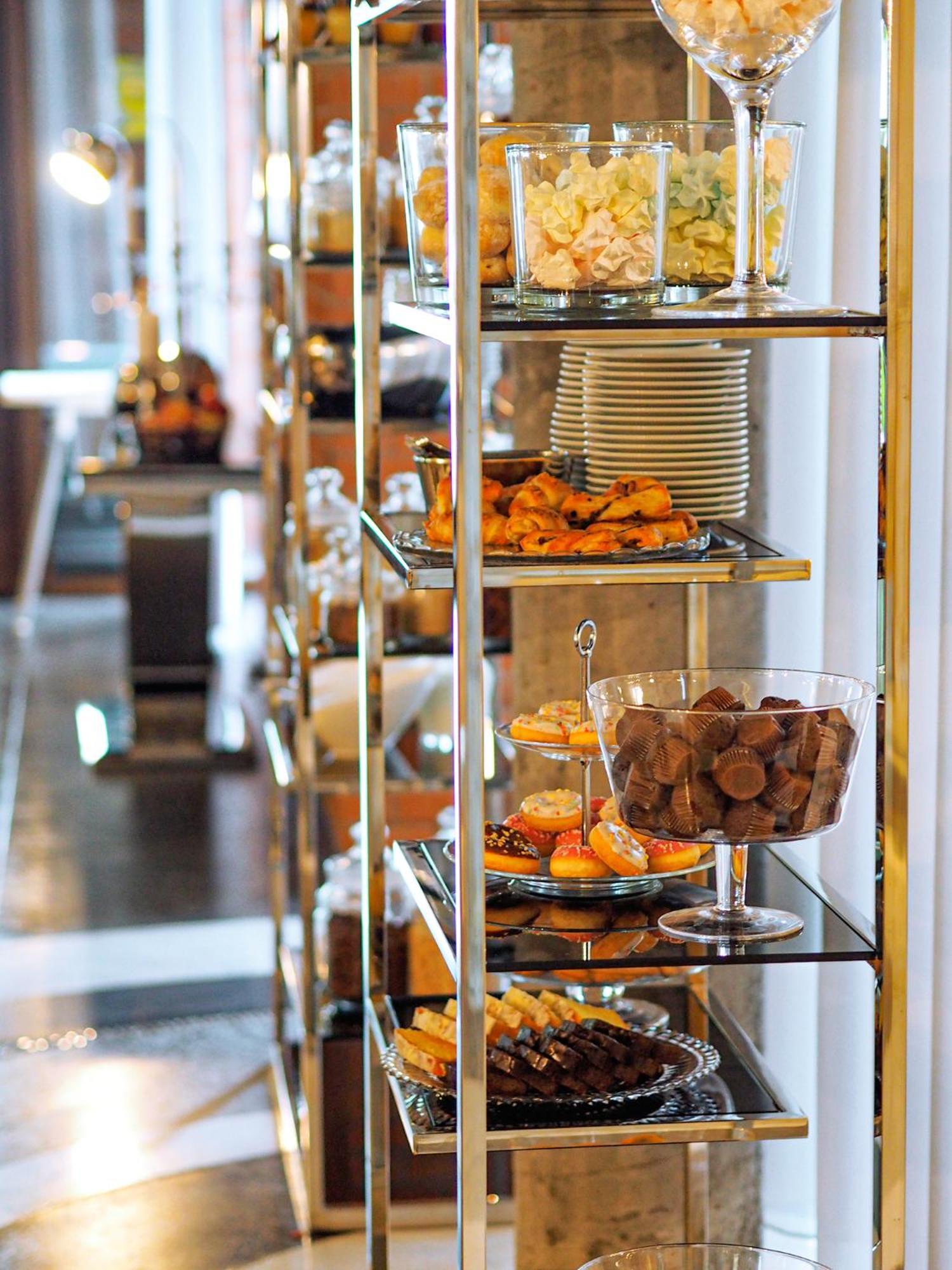 Willa Port Art & Business Ostróda Extérieur photo A dessert cart