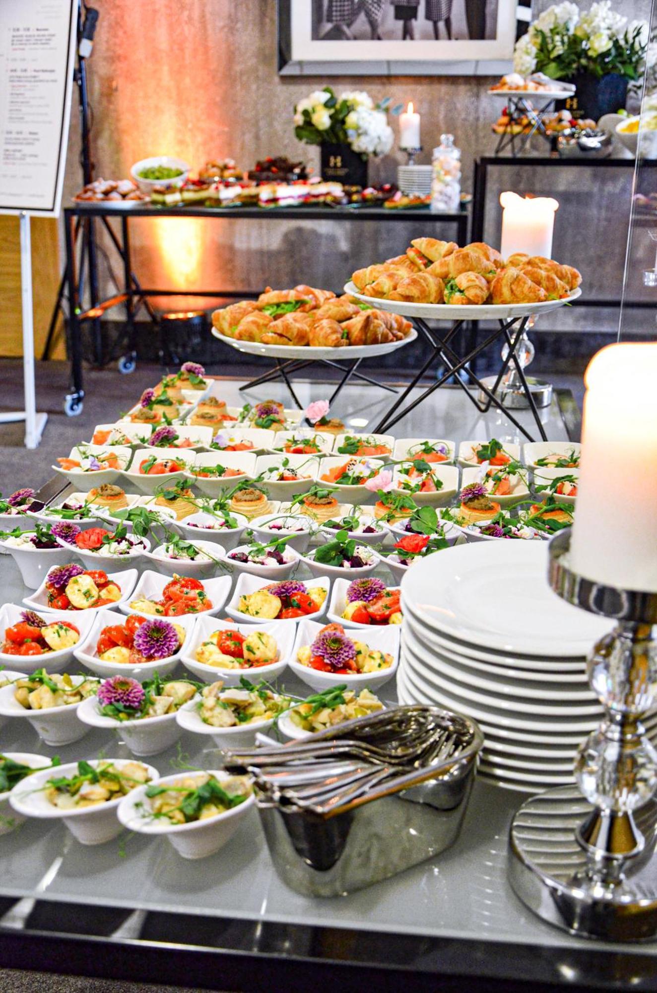 Willa Port Art & Business Ostróda Extérieur photo A buffet