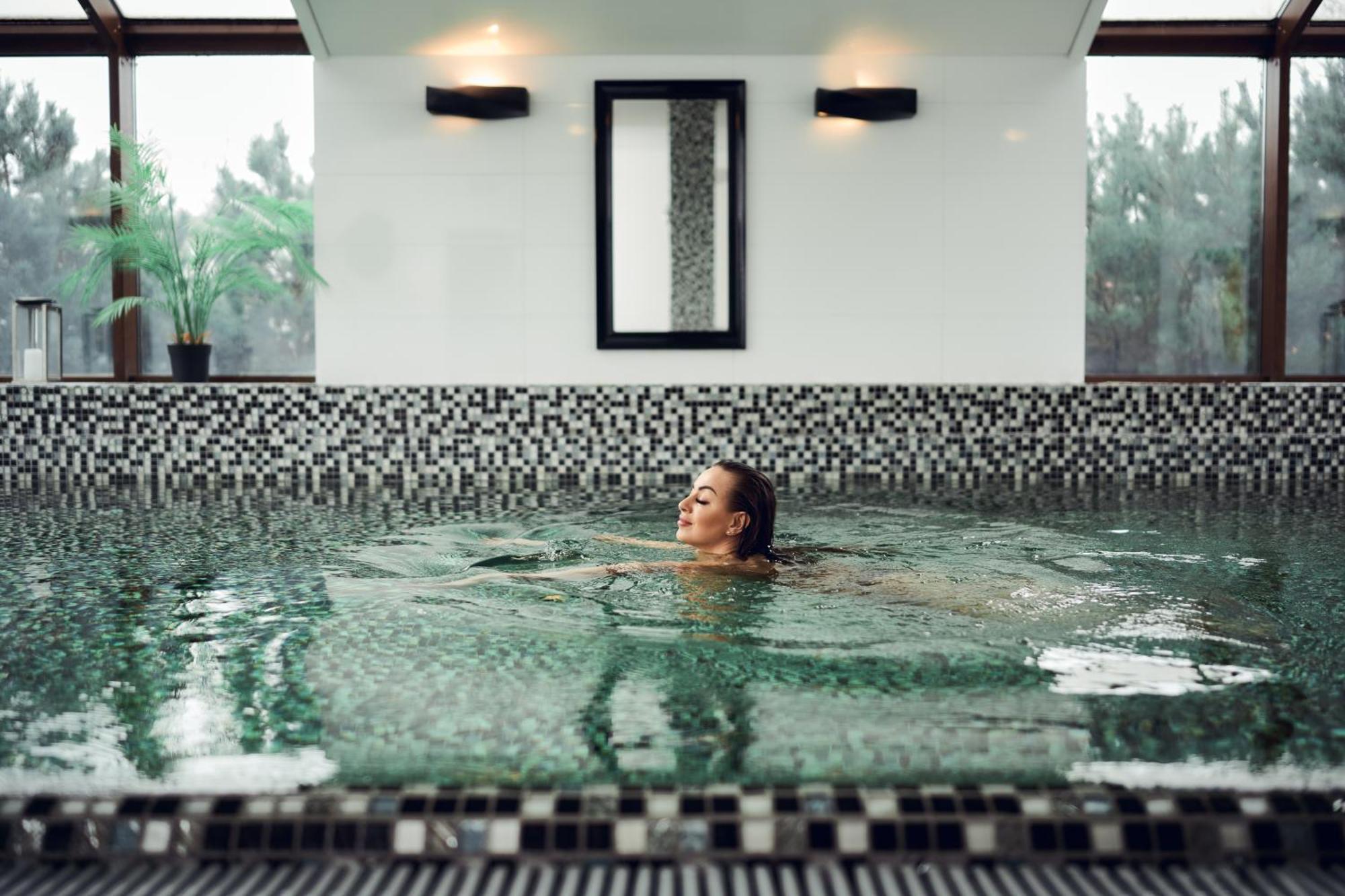 Willa Port Art & Business Ostróda Extérieur photo A woman swimming in a pool