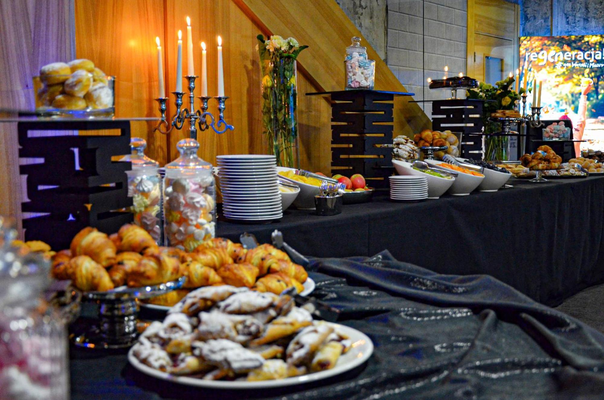 Willa Port Art & Business Ostróda Extérieur photo A buffet at a wedding reception